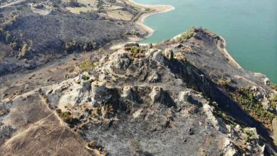 Çanakkale'de 2 bin 500 yıllık tarihi kale de alevlerden etkilendi